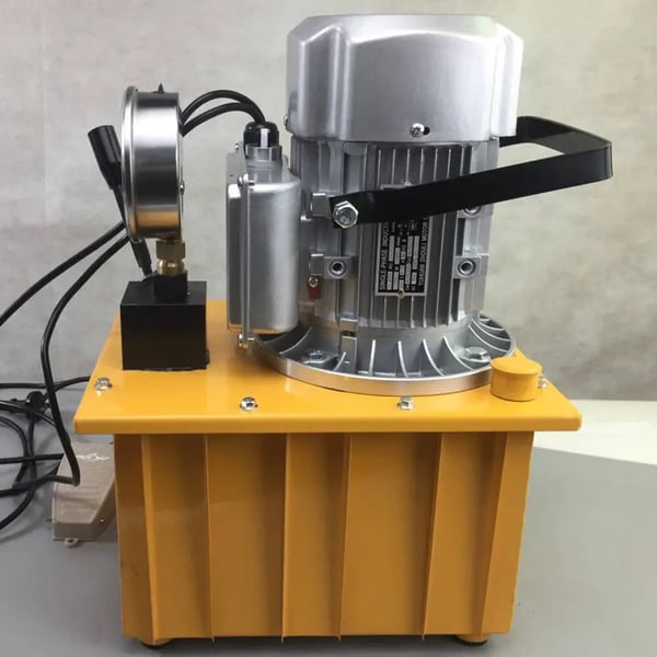 Sähkökäyttöinen Hydrauliikkapumppu - Yksitoiminen - 700 Bar - 7 L Säiliö - Manuaaliventtiili - 750 W - Oranssi