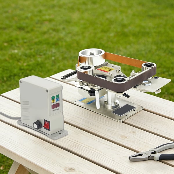 Båndsliber - Bordsmodel - 550 W - 5000 rpm - Børsteløs Motor - Variabel Hastighed - 762×25 mm Slibebånd - 220 V - Sølv