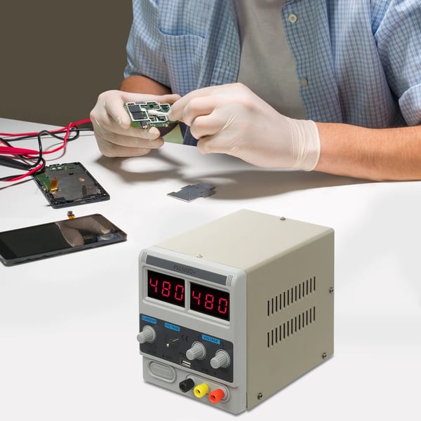 Laboratoriovirtalähde - DC pöytämalli - 0–15 V, 2 A - Säädettävä - Vakautettu - Valkoinen