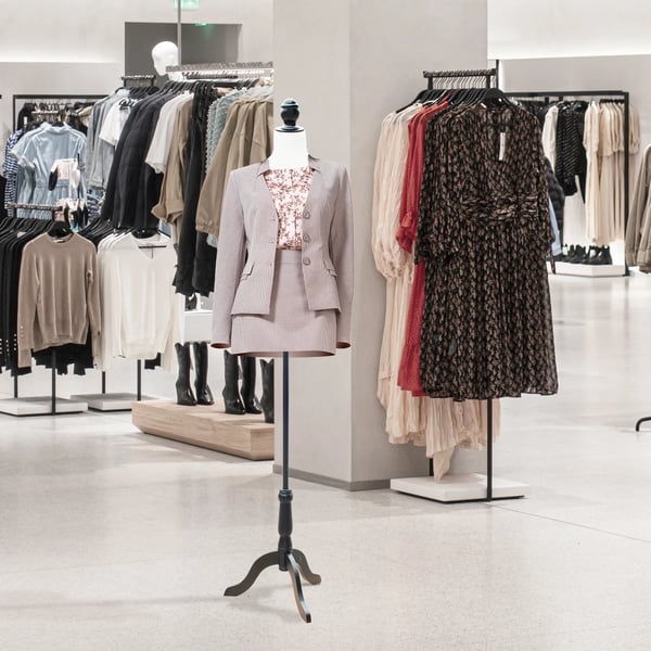 Skräddardocka/Provdocka - Helkropp - Dam - Justerbar höjd 130–168 cm - Vitt trebensstativ i trä