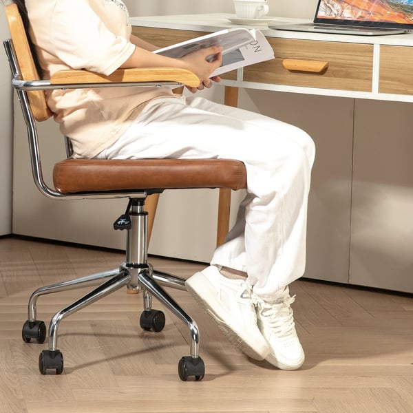 Kontorsstol - Skrivbordsstol - Gungfunktion - Höjdjusterbar 82–90 cm - Mått 60x55,5 cm - Montering krävs - Brun