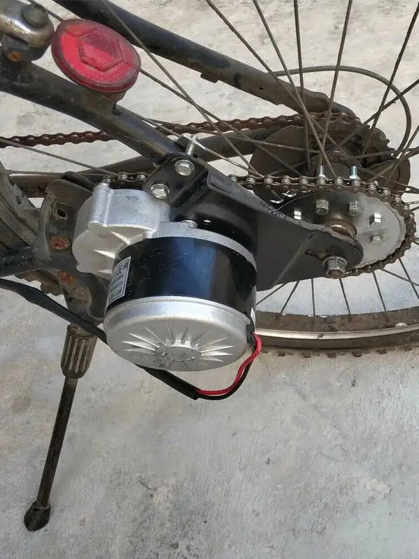 Sähköpyörä/E-bike muunnossarja - Vasenpuoleinen vetomoottori 36V 350W - Peukalokaasu - Harjallinen moottori - Maastopyörään - Musta
