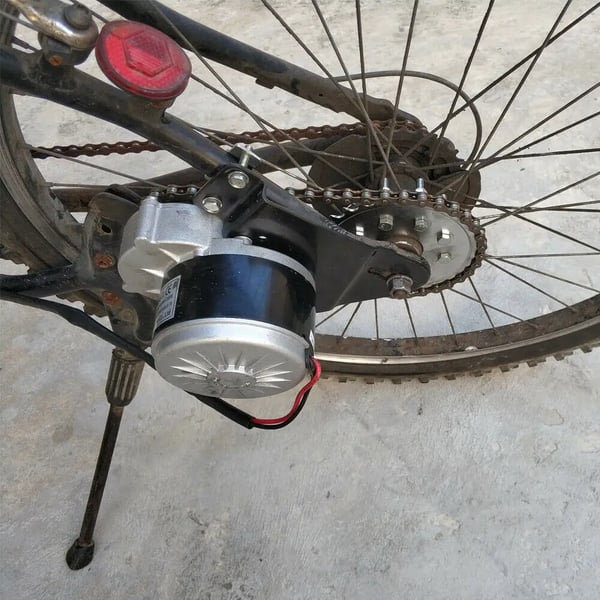 Sähköpyörä/E-bike muunnossarja - Vasenpuoleinen vetomoottori 36V 350W - Peukalokaasu - Harjallinen moottori - Maastopyörään - Musta
