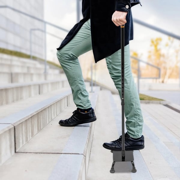 Stok med halvtrin - 2‑i‑1 trappehjælp - Justerbar højde 85–105 cm - Skridsikker pedal - Max 150 kg - Pedal 23×15×7,5 cm - Sort
