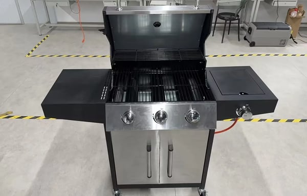 BBQ Kaasugrilli - 3+1 Poltinta - 24 000 BTU - Maakaasu - Ruostumaton Teräs, Posliiniemali - Kärrymalli Sivupolttimella ja Sivutasolla - Hopea