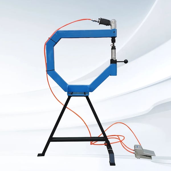 Pladeudjævningsmaskine - Pneumatisk planishing hammer - Pedal og stativ - 875–1350 o/min - Til tynd plade - Blå