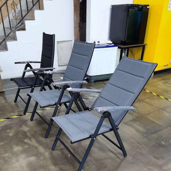 Puutarhatuoli - Taitettava Säätötuoli - 7-asentoinen Selkänoja - Käsinojat - Säänkestävä - Alumiinirunko - 65×56×110 cm - Tummanharmaa