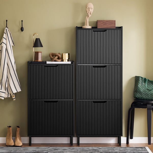 FSR177-H, smalt skoskab med 3 klapper, sort, pladsbesparende design