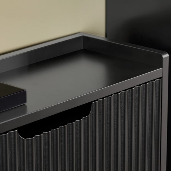 FSR177-H, smalt skoskab med 3 klapper, sort, pladsbesparende design