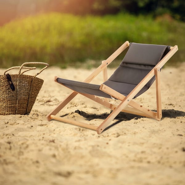 Dækstol i træ - Sammenklappelig strandstol - Med hynde - Komfortabel - Til have & strand - Fremstillet i Polen