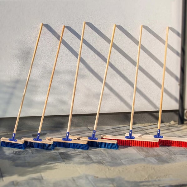 Gadekost - Udendørs fejekost med skaft - Bredde 80 cm - Nylonbørster - Skaft 160 cm