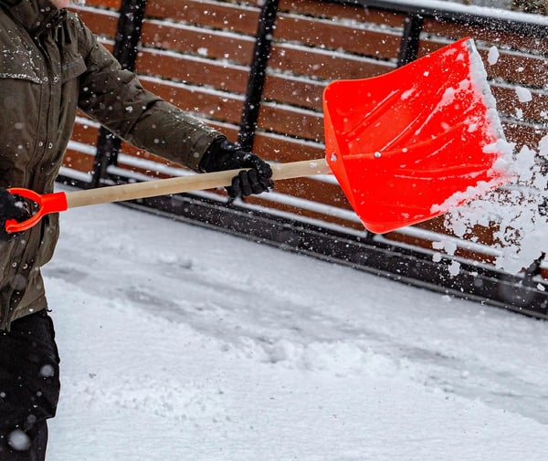 Snöskyffel - Stor modell - Träskaft 130 cm - Orange