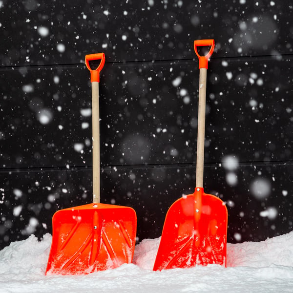 Snöskyffel - Stor modell - Träskaft 130 cm - Orange
