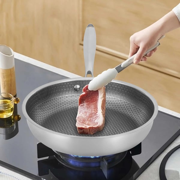Stegepande med Bikubemønster - 28 cm - Rustfrit Stål - Non-stick Overflade - Til Induktion - Dybde 5,7 cm - Håndtag 21,7 cm - Lysegrå