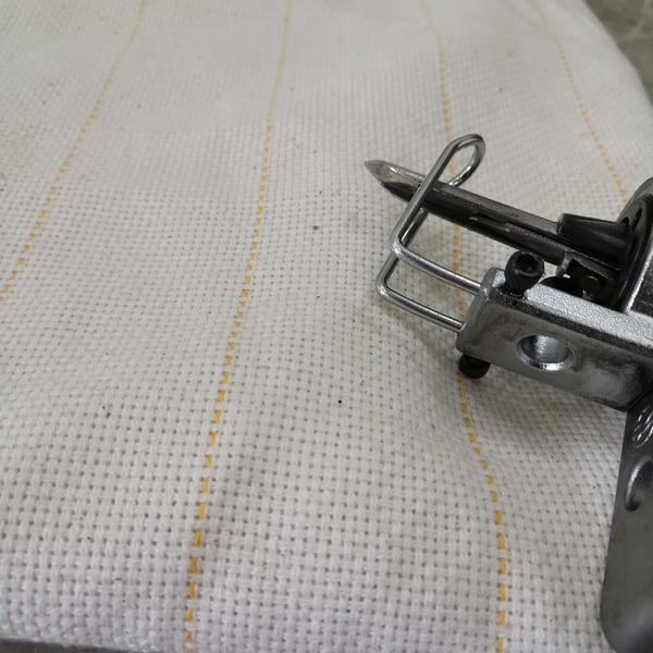 Tuftningsväv för tuftingpistol, primär mattbaksida i polyester, 1,5×4 m, beige bakgrund med riktlinjer, fläckresistent