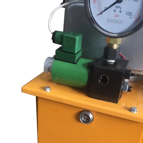 Hydraulisk högtryckspump - HHB-700A - EU-kontakt 220V - Enkelverkande - Tryck 2–70 MPa - Oljebehållare 7 L - Motor 750 W - Fotpedal