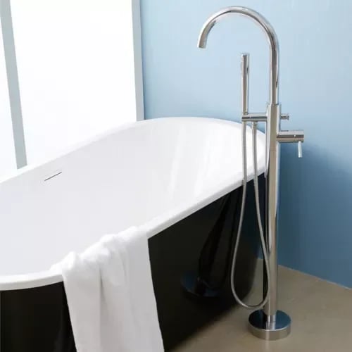 Badekarsarmatur - Fritstående Gulvmodel - Håndbruser - Varm/Kold Blandingsbatteri - 360° Håndbruserhoved - Messing Ventilkerne - Lysegrå/Sølv