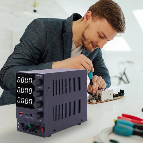 DC variabel strømforsyning, model DPS605U, 0–60V 300W, til batteriopladning, sort