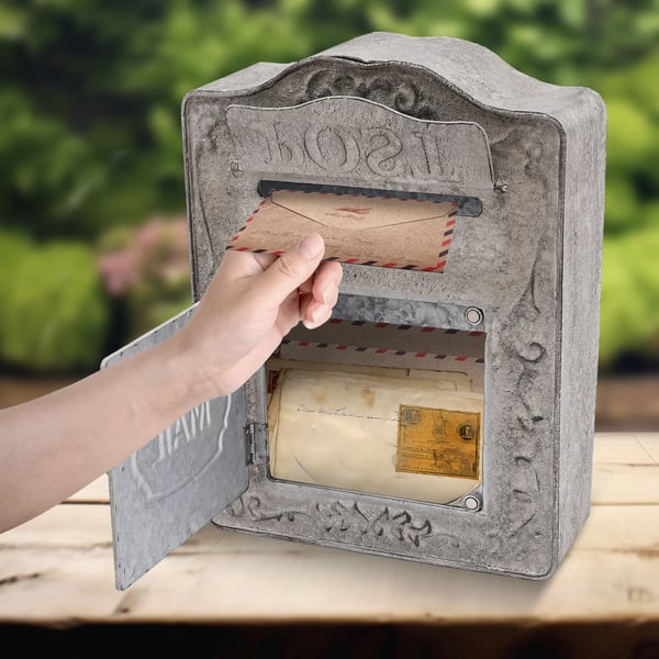 Vintage postilaatikko - Seinäpostilaatikko - Aita-/Seinäasennus - Kohokuvioitu metalli - Ulkokäyttöön - Kannella - Mitat 26×9,5×34 cm - Harmaa