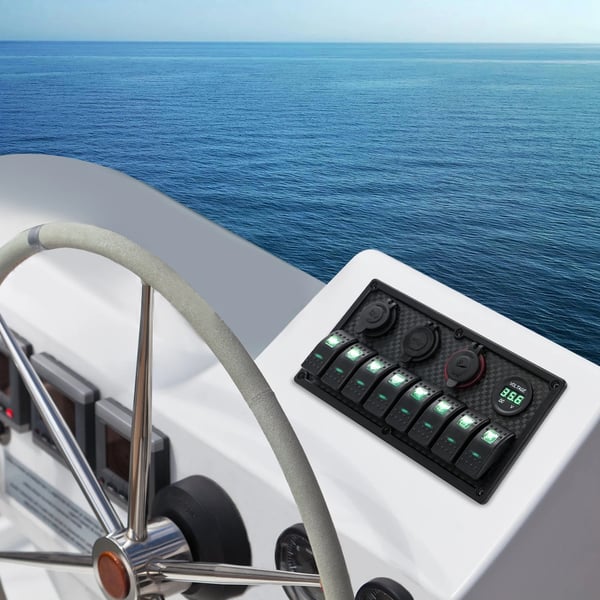 Marine afbryderpanel - 8-vejs LED - DC 12–24 V - 20A/10A - Sikring 15A - Vandtæt - Grøn baggrundsbelysning - Brun