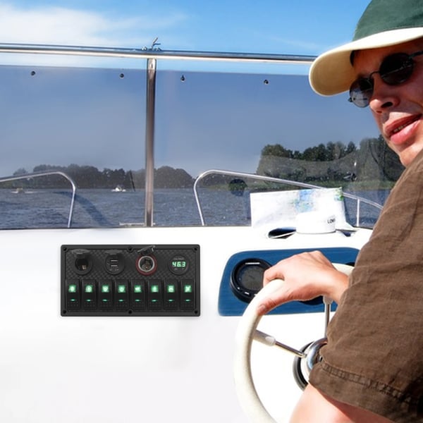 Marine afbryderpanel - 8-vejs LED - DC 12–24 V - 20A/10A - Sikring 15A - Vandtæt - Grøn baggrundsbelysning - Brun