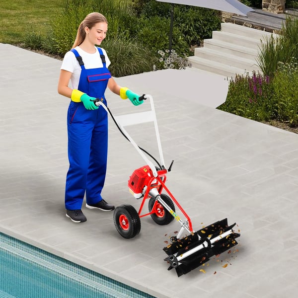 Plæne- og gårdfejemaskine - Benzindrevet rullebørste - Snoretræk - Arbejdsbredde 60 cm - Motor 43 cc 2-takt, luftkølet, 1,25 kW, 8500 o/min - Rød/Sort