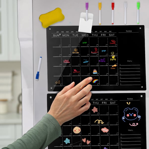Magnetisk køleskabskalender i akryl - Sæt med kalender og ugeplan - Klar akryl - Tør-af tavle - Inkl. 11 tuscher - Sort