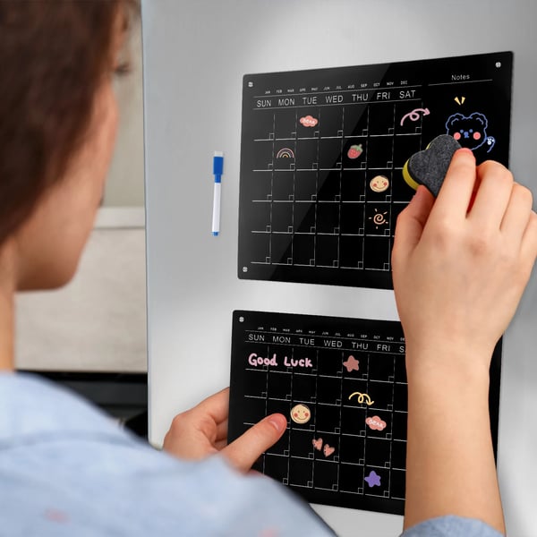 Magnetisk køleskabskalender i akryl - Sæt med kalender og ugeplan - Klar akryl - Tør-af tavle - Inkl. 11 tuscher - Sort