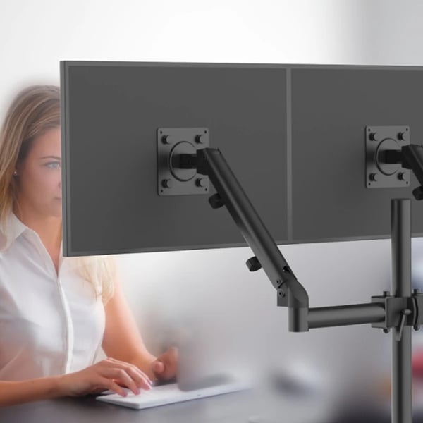 M13-2 - Dobbelt skærmarm til bord - Justerbar højde og vinkel - Til 43–81 cm skærme, 25–51 cm laptops - Sort