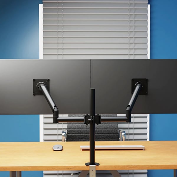 M13-2 - Dobbelt skærmarm til bord - Justerbar højde og vinkel - Til 43–81 cm skærme, 25–51 cm laptops - Sort