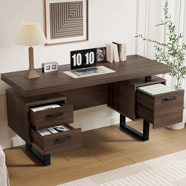 Kontorsskrivebord - Enkel moderne stil - 135 x 54 cm - Rummelig bordplade - Støjsvag skuffe - Effektiv opbevaring - Samling påkrævet - Brun