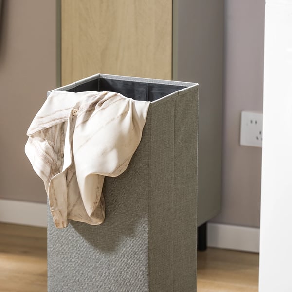 Vasketøjsskab med kurv - BZR132-NG - Udklappelig vasketøjspose - 31,5x86x30 cm - Til badeværelse - Samling kræves - Grå