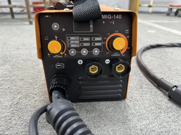 MIG-hitsauskone - MIG 140A Invertteri - Täytelanka 0,8 mm kaasuton - Automaattinen lankansyöttö - 230 V EU-pistoke - Kannettava 7,5 kg