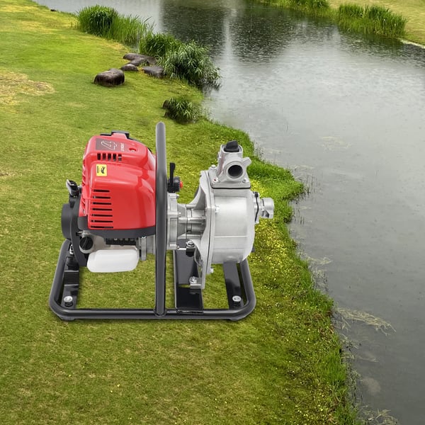 Benzin vandpumpe - Selvsugende - 4-takts motor - 135 L/min - CE-godkendt - Til vanding, pooltømning, brandbekæmpelse