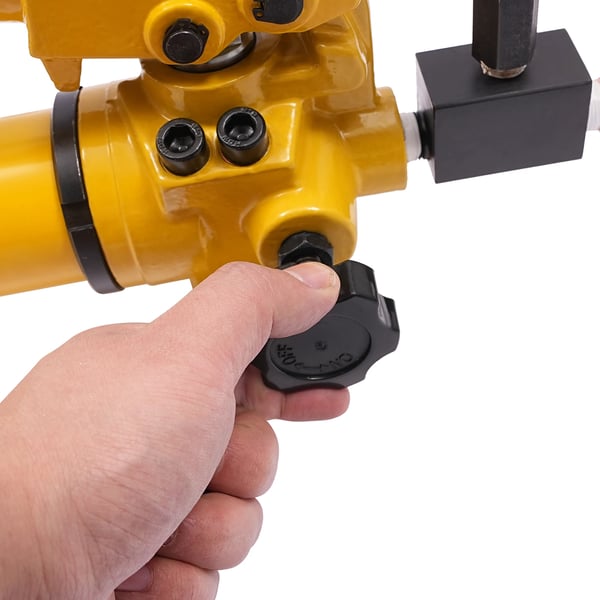 Hydraulinen käsipumppu - Manuaalipumppu - 700 bar - Painemittarilla - ZG3/8 kierre - 1,9 m letku - 700 cc öljysäiliö - Kaksivaihe 13/2,3 cc