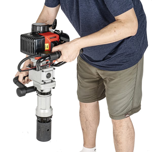 Bensiinikäyttöinen tolppajunttain - 2-tahti - 32,7 cm³ 900 W - 1700–2230 iskua/min - 25–50 J - 0,9 l säiliö - 8500 r/min