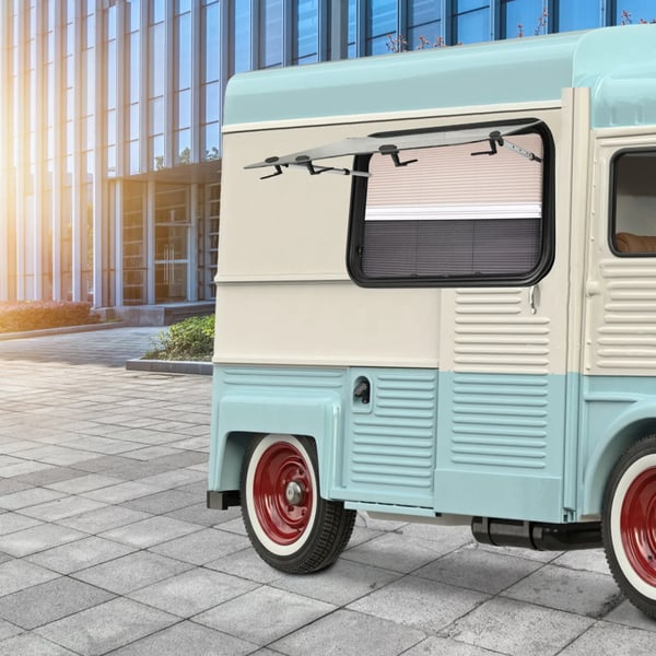 Autocamper/Caravan Vindue - Udskydeligt 90×55 cm - 4 mm hærdet glas - Insektnet - Låsbart greb - Åbner 65° - Til væg 30 mm - Sort