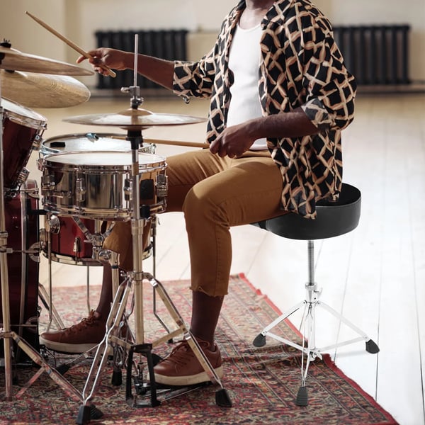 Trommestol - Drum Throne - Sammenklappelig - Højdejusterbar 45–68 cm - Polstret sæde - Max 100 kg - Metalramme - Sort