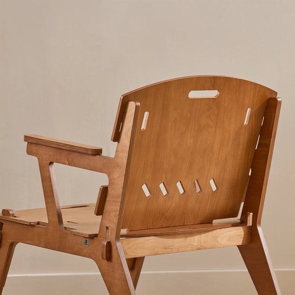 HFST02 - Børnestol med ryglæn - Sædehøjde 35 cm - Mål 55×70×72 cm - Samling kræves - Brun/Natur