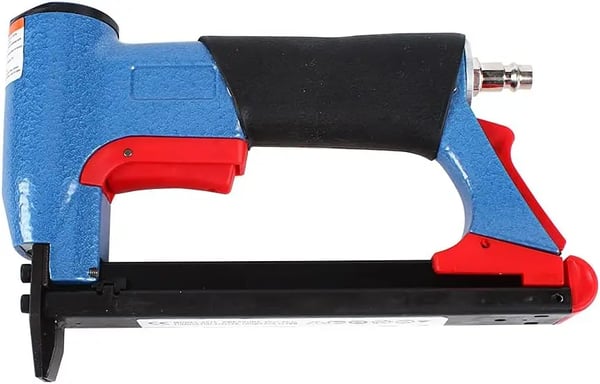 Pneumatisk hæftepistol til polstring - Luftdrevet klammepistol - U-klammer - Arbejdstryk 4–8 bar - Til møbler, vinduer, døre - Blå