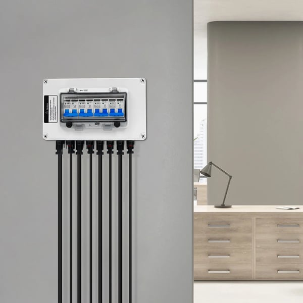 PV solcelle samleboks - 2 in 2 out - 15A DC-afbryder - DC 12–400V - IP67 vandtæt - Overspændingsbeskyttelse 40kA 400V DC - Hvid