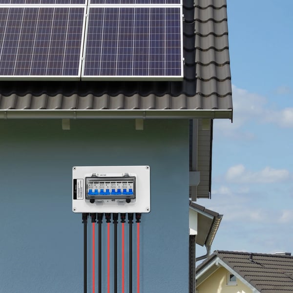 PV solcelle samleboks - 2 in 2 out - 15A DC-afbryder - DC 12–400V - IP67 vandtæt - Overspændingsbeskyttelse 40kA 400V DC - Hvid