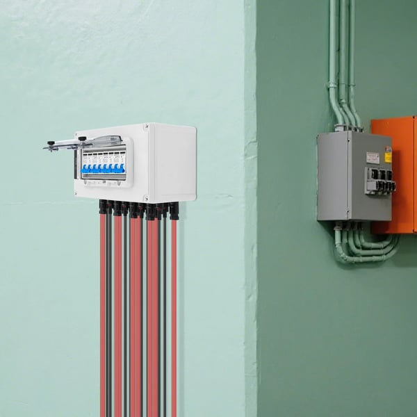 PV solcelle samleboks - 2 in 2 out - 15A DC-afbryder - DC 12–400V - IP67 vandtæt - Overspændingsbeskyttelse 40kA 400V DC - Hvid