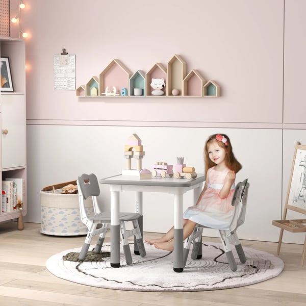 Barnbord med 2 stolar - Höjdjusterbart set - För barn 18 mån–5 år - Lätt att rengöra - PP & MDF - 60×60×58 cm - Montering krävs - Vit och grå