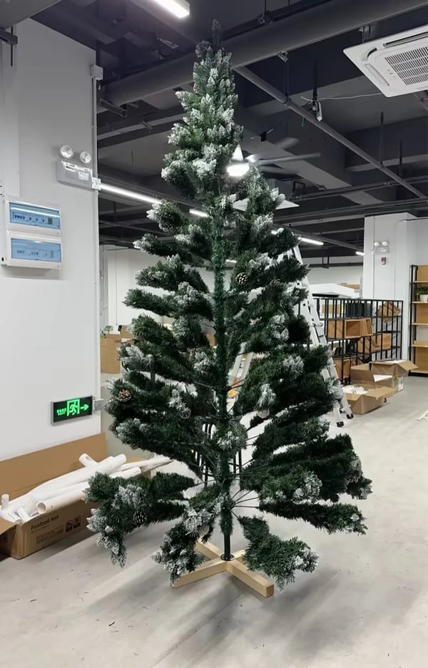 Nordmannsgran - Kunstigt juletræ - 180 cm (6 ft) - Sneeffekt, snedækket - Med kogler - Håndlavet træfod - PVC+PE - Hvid
