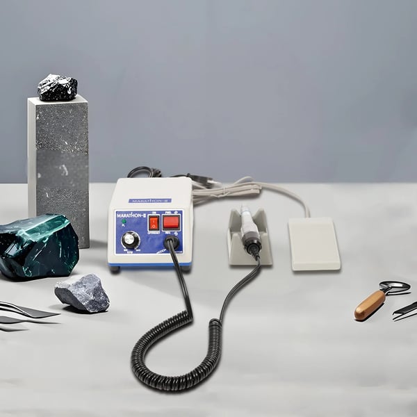 Micromotor boresæt - Håndstykke til negle/smykker/tandlab - 65W - 0–35000 O/min trinløs - 220V 50–60Hz - Fodpedal, 2 slibehoveder, holder - Hvid