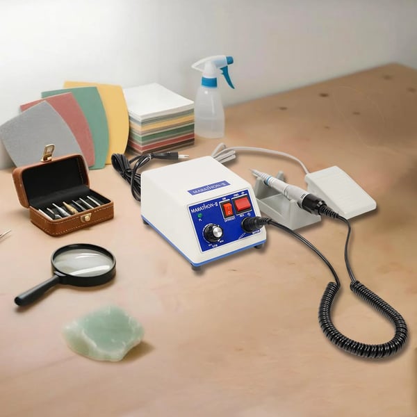 Micromotor boresæt - Håndstykke til negle/smykker/tandlab - 65W - 0–35000 O/min trinløs - 220V 50–60Hz - Fodpedal, 2 slibehoveder, holder - Hvid