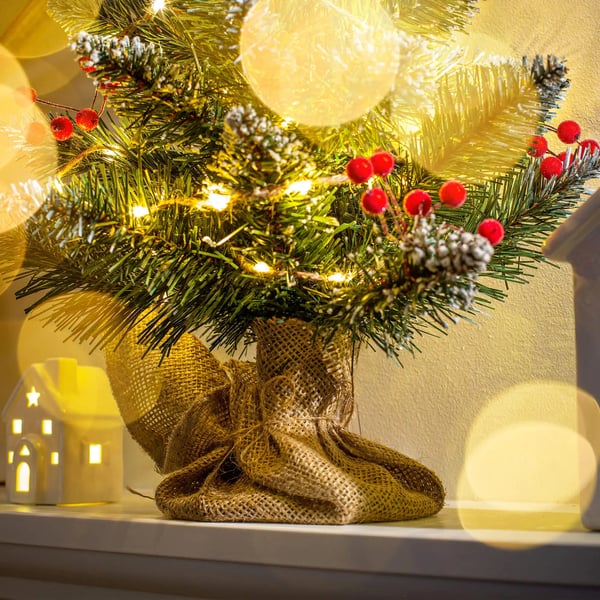 Kunstigt juletræ - Mini bordtræ - 50 cm - Snedækket - Jutesæk - Til Skrivebord & Reol