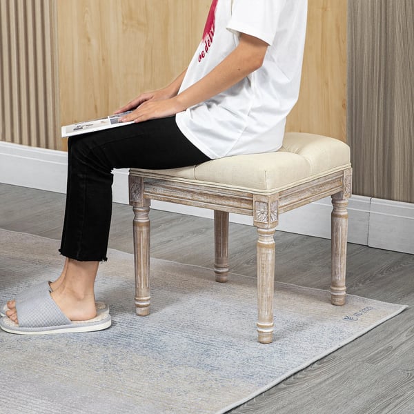 Fotpall ottoman - Vardagsrumspall - 40x40x43 cm - Kapitonsydd sits - Snidade träben - Fransk vintage stil - Tygklädsel - Beige
