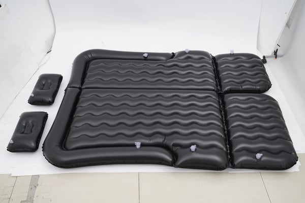 SUV luftmadrass - uppblåsbar bilsäng - Med Kuddar - 12V 75W Pump - Storlek 1,74×1,26 m - Bärförmåga 300 kg - Flockad PVC - Svart